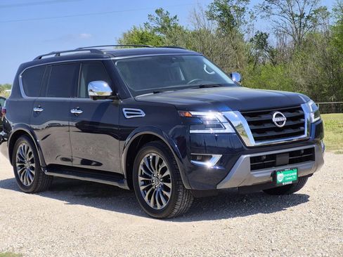 Used 2023 Nissan Armada Platinum w/ Captain's Chairs Package RWD image 2