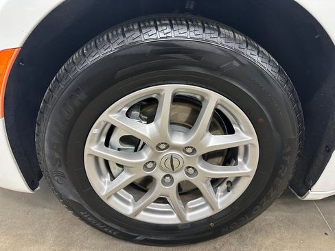 Used 2024 Chrysler Pacifica Touring-L FWD image 33