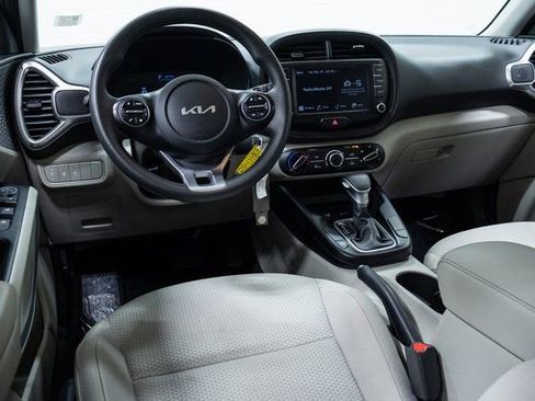 Used 2023 Kia Soul LX w/ LX Technology Package image 18