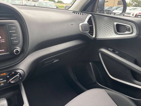 Used 2025 Kia Soul LX w/ LX Technology Package FWD image 33