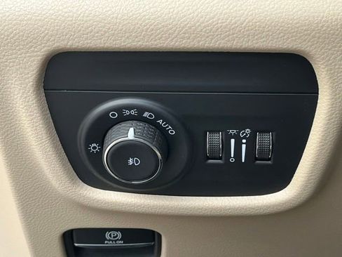 Used 2023 Jeep Grand Cherokee Limited AWD/4WD image 20