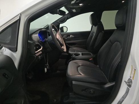 Used 2025 Chrysler Pacifica Select image 4