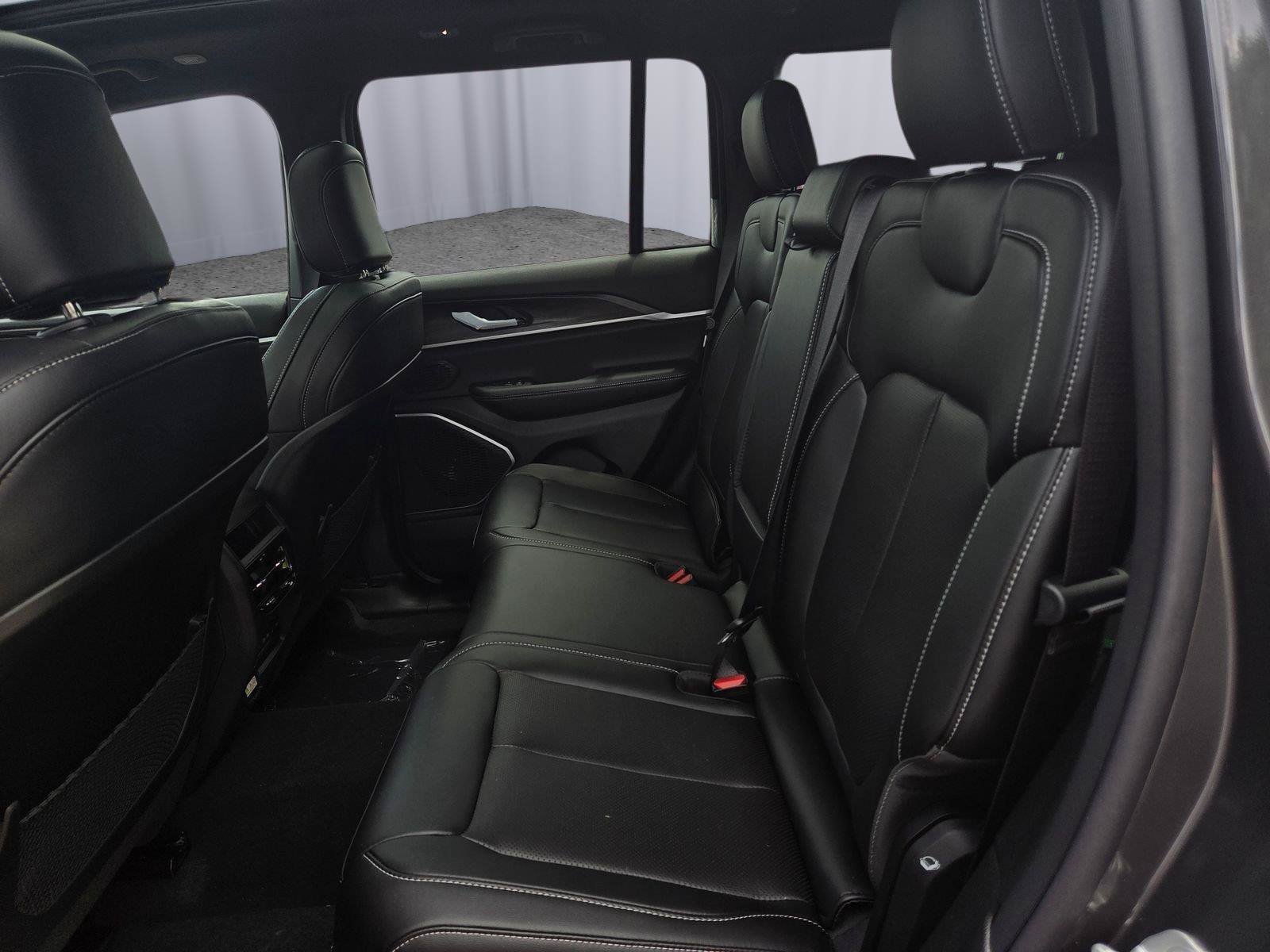 New 2026 Jeep Grand Cherokee Limited w/ Luxury Tech Group II AWD/4WD image 18