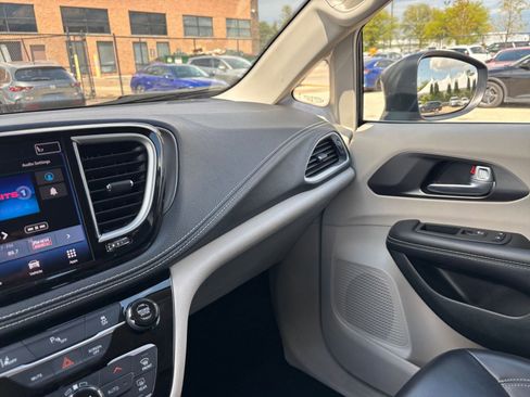 Used 2023 Chrysler Pacifica Touring-L FWD image 38