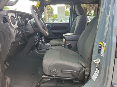 Used 2024 Jeep Gladiator Sport AWD/4WD image 10