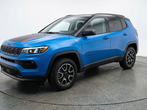 Used 2025 Jeep Compass Trailhawk AWD/4WD image 3