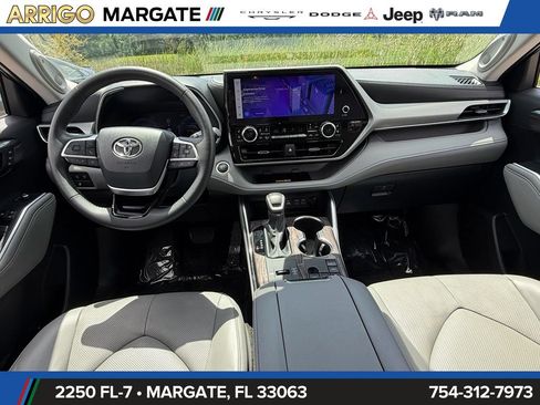 Used 2024 Toyota Highlander Platinum FWD image 15