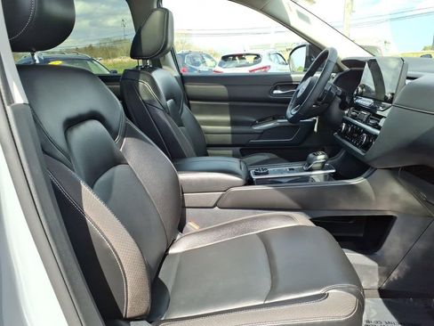 Certified 2024 Nissan Pathfinder SL w/ SL Premium Package AWD/4WD image 9