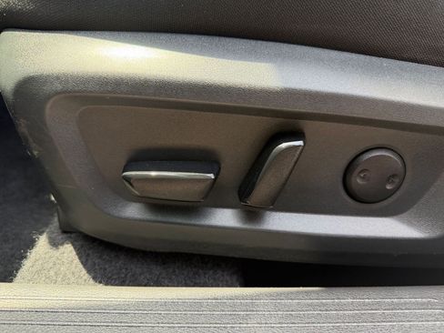 Used 2025 Nissan Rogue SV FWD image 22