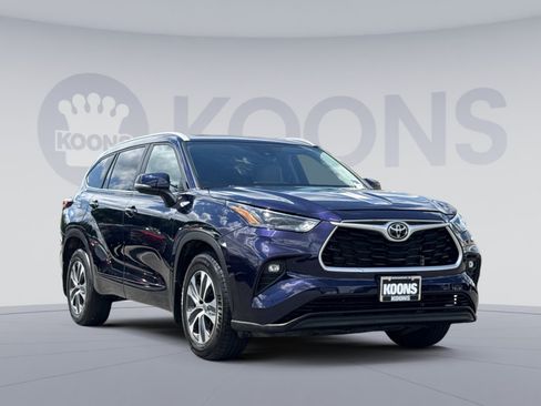 Used 2023 Toyota Highlander XLE AWD/4WD image 10