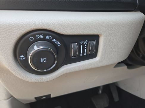 Used 2023 Chrysler Pacifica Touring-L FWD image 18