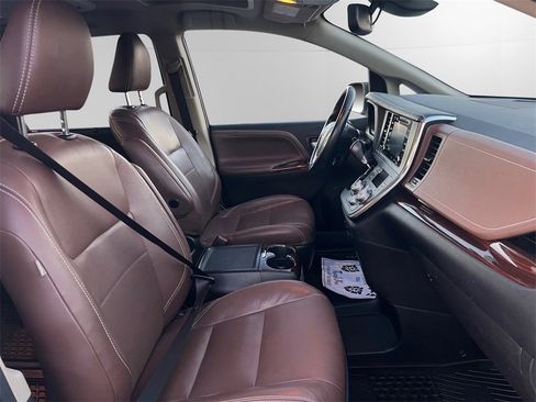Used 2018 Toyota Sienna Limited image 15