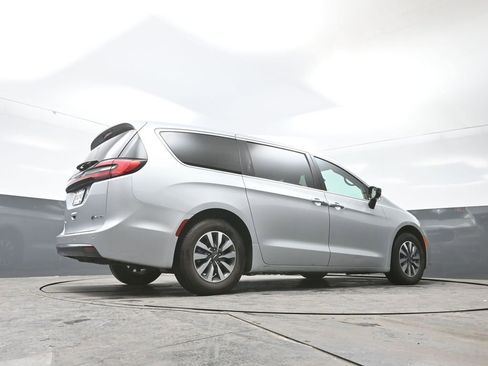 Used 2024 Chrysler Pacifica Limited FWD image 48