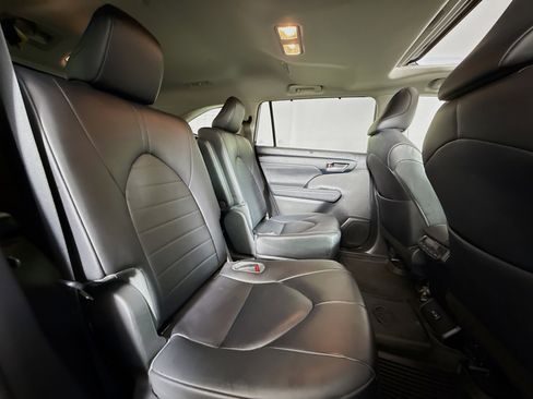 Certified 2023 Toyota Highlander XLE image 27