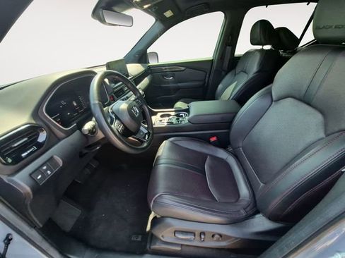 Used 2025 Honda Pilot Black Edition image 9