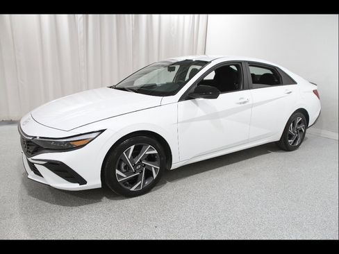 Certified 2025 Hyundai Elantra Sport FWD image 3