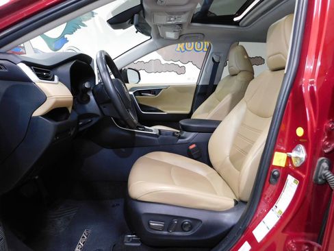 Used 2020 Toyota RAV4 Limited w/ Carpet Mat Package image 31