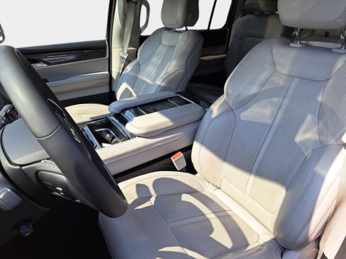 Used 2024 Jeep Wagoneer L 4WD image 17