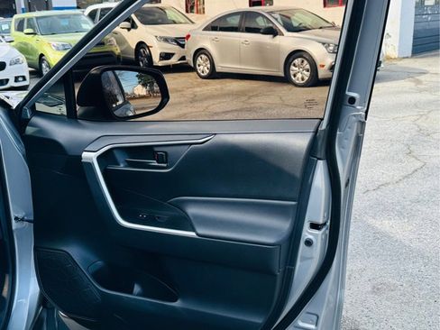 Used 2021 Toyota RAV4 LE image 12