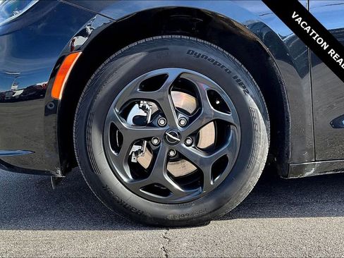 Used 2022 Chrysler Pacifica Limited w/ Uconnect Theater Family Group image 33