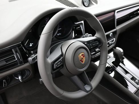 Certified 2026 Porsche Macan AWD/4WD image 17