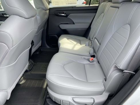 Used 2026 Toyota Highlander XLE AWD/4WD image 6