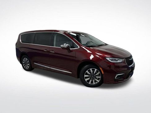 Used 2022 Chrysler Pacifica Limited w/ Uconnect Theater Family Group image 45