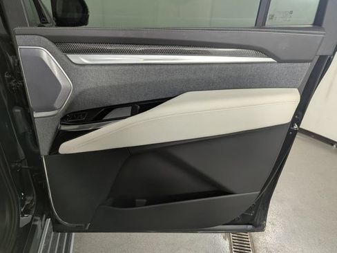 Used 2025 Cadillac Escalade ESV V AWD/4WD image 19