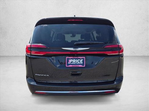 Used 2023 Chrysler Pacifica Touring-L FWD image 7
