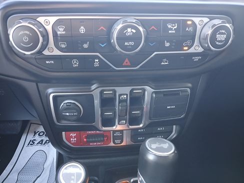 Used 2022 Jeep Wrangler Unlimited Rubicon w/ LED Lighting Group AWD/4WD image 17