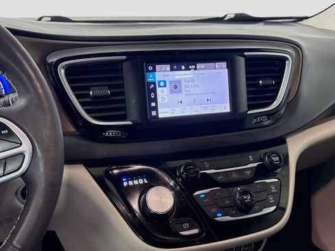 Used 2023 Chrysler Voyager LX image 18