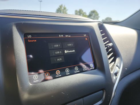 Used 2019 Jeep Cherokee Latitude Plus w/ Comfort/Convenience Group AWD/4WD image 6