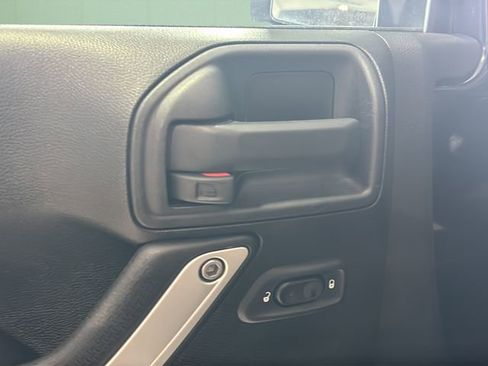 Used 2016 Jeep Wrangler Sahara w/ Connectivity Group AWD/4WD image 13