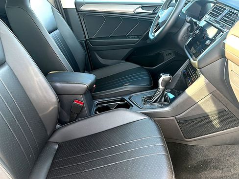 Used 2024 Volkswagen Tiguan SE w/ Panoramic Sunroof Package image 22