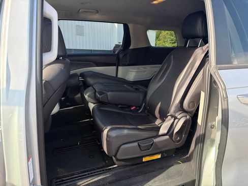 Used 2022 Kia Carnival LX FWD image 9