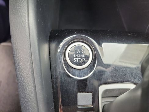 Used 2020 Nissan Versa S FWD image 17