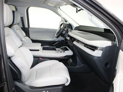 New 2026 Lincoln Navigator Premiere AWD/4WD image 30
