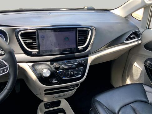 Used 2024 Chrysler Pacifica Touring-L FWD image 7