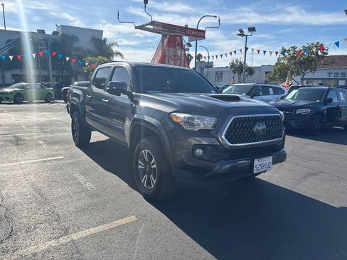 Used 2018 Toyota Tacoma TRD Sport w/ Technology Package RWD image 2