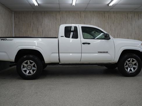 Used 2018 Toyota Tacoma SR image 5