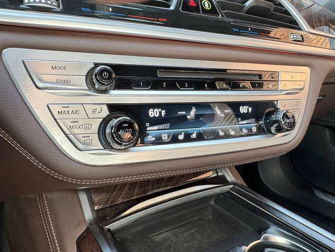 Used 2020 BMW 750i xDrive w/ Executive Package AWD/4WD image 19