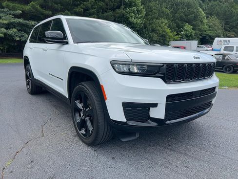 Used 2024 Jeep Grand Cherokee L Altitude RWD image 3