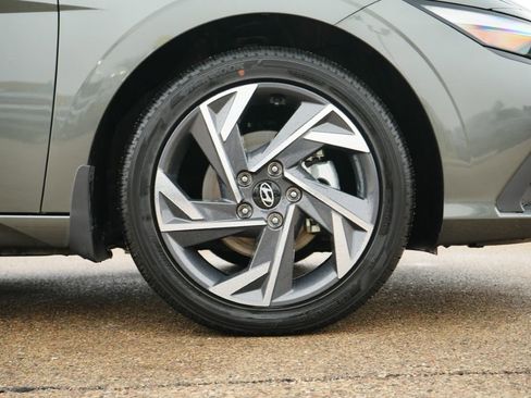 Certified 2025 Hyundai Elantra SEL image 9