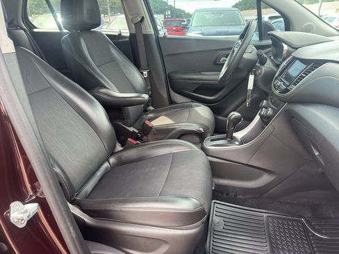 Used 2021 Chevrolet Trax LT AWD/4WD image 13