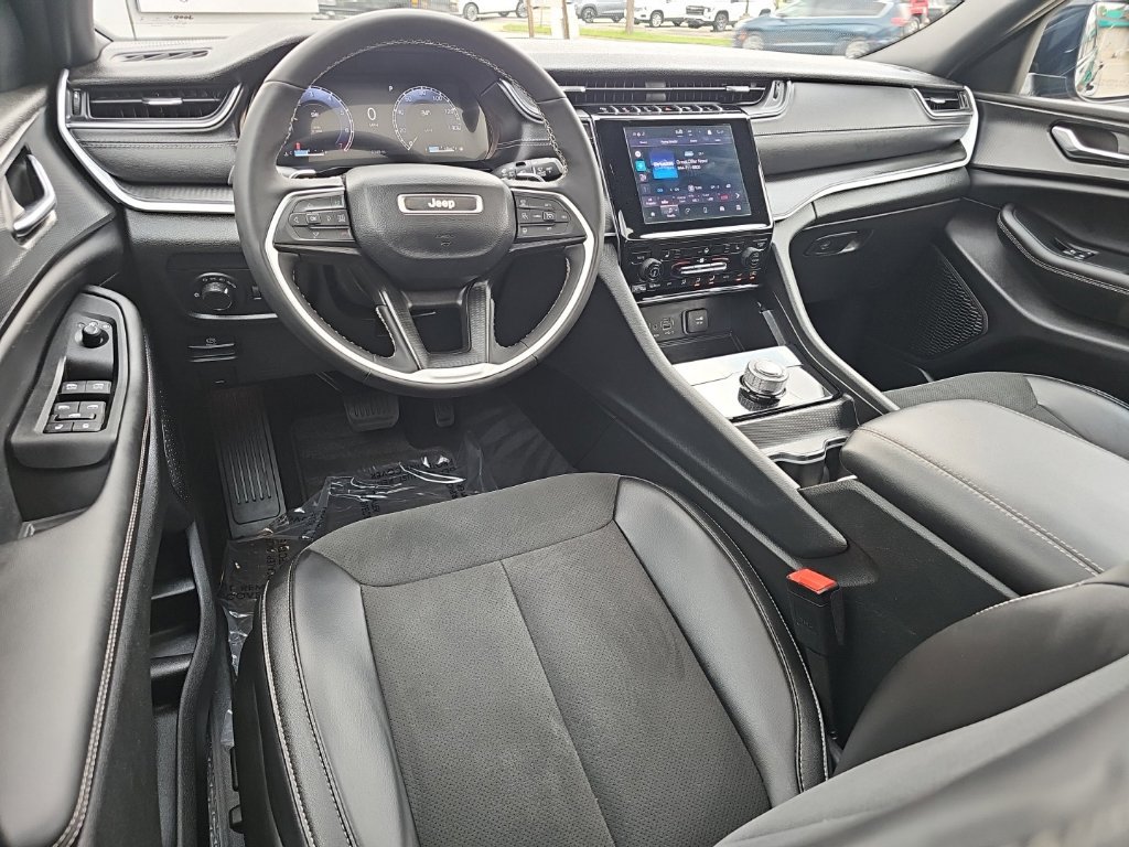 Certified 2025 Jeep Grand Cherokee Altitude AWD/4WD image 19