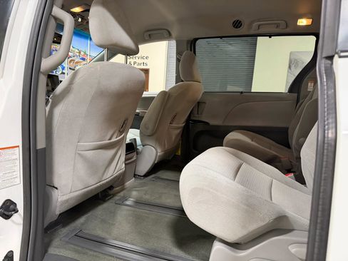 Used 2015 Toyota Sienna LE AWD/4WD image 33