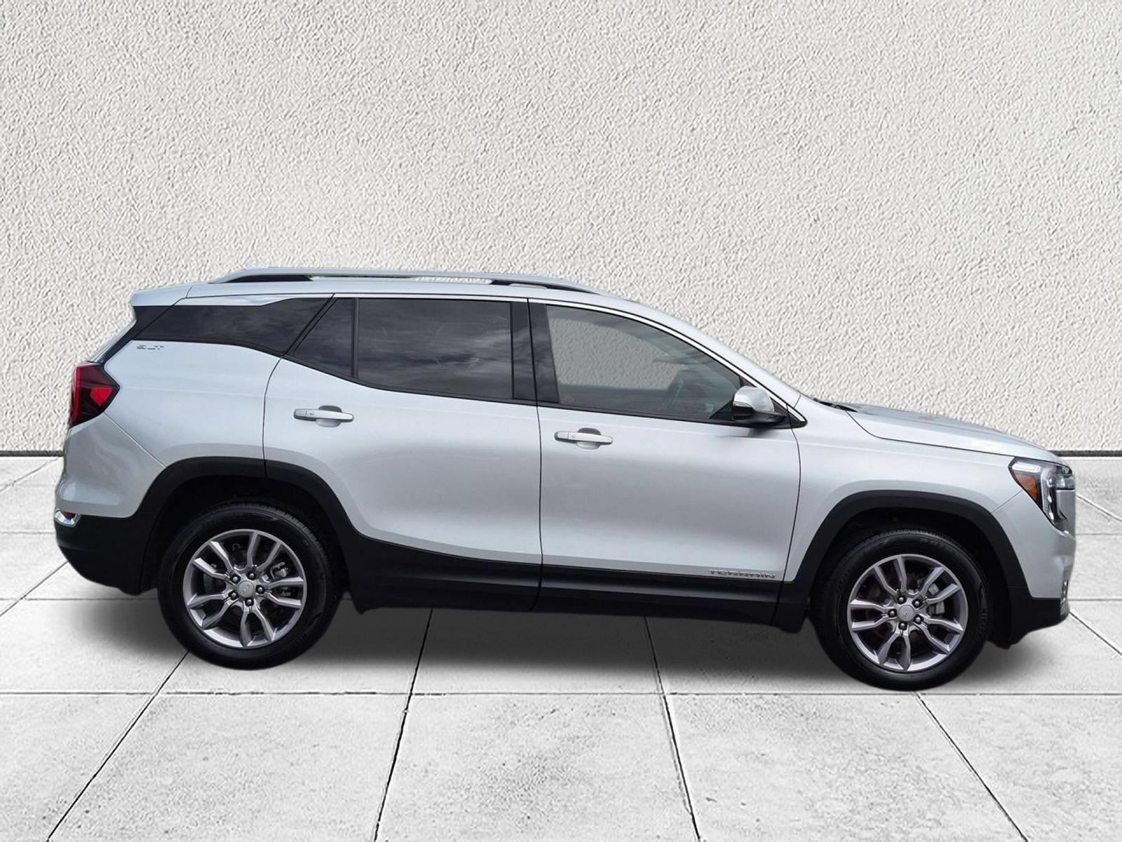 Used 2022 GMC Terrain SLT w/ Infotainment Package II AWD/4WD image 2