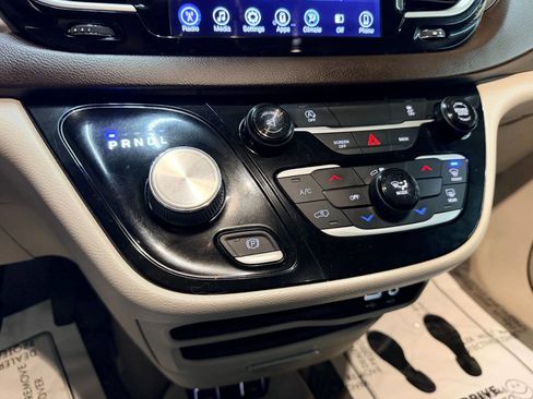 Used 2017 Chrysler Pacifica Touring FWD image 37