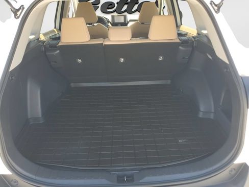 Used 2019 Toyota RAV4 LE FWD image 9