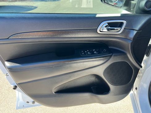 Used 2017 Jeep Grand Cherokee Altitude image 14